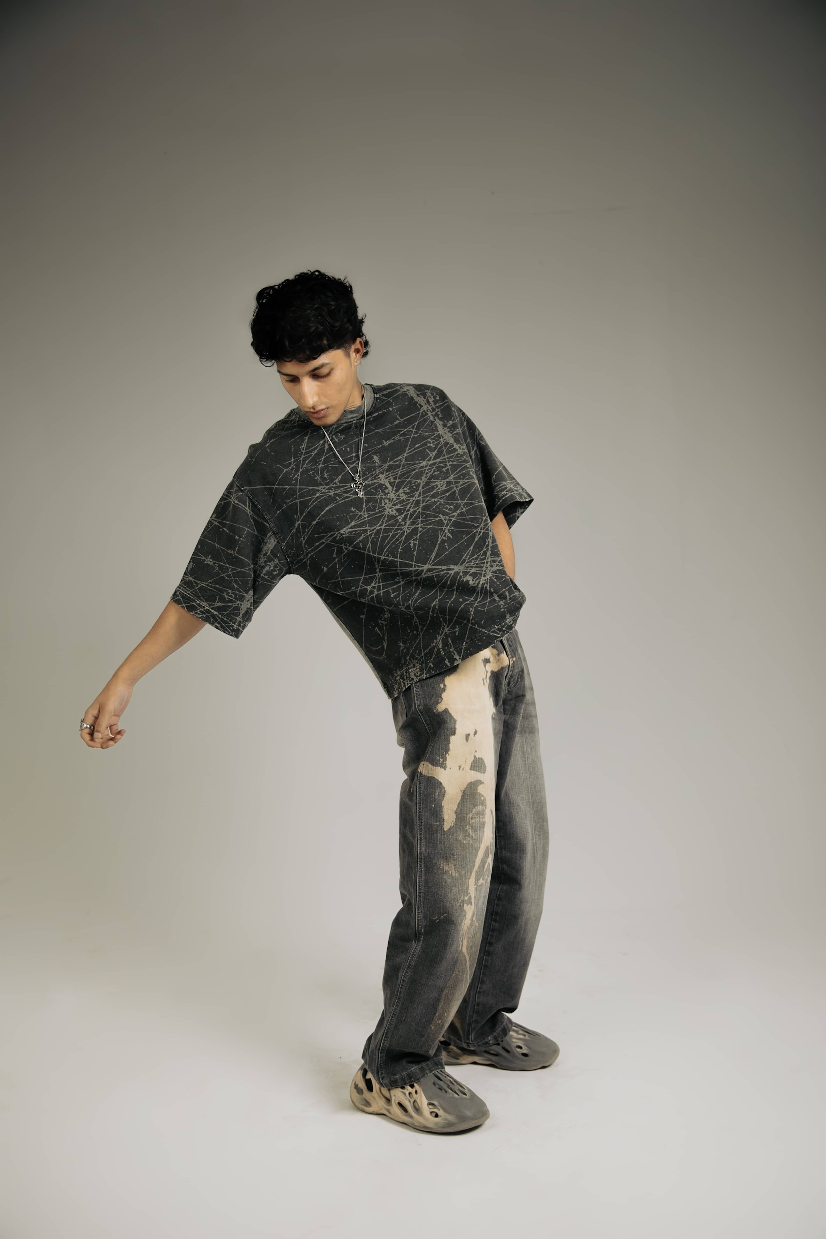 Men’s oversized black acid-wash t-shirt, perfect for casual streetwear outfits, cool and relaxed look.