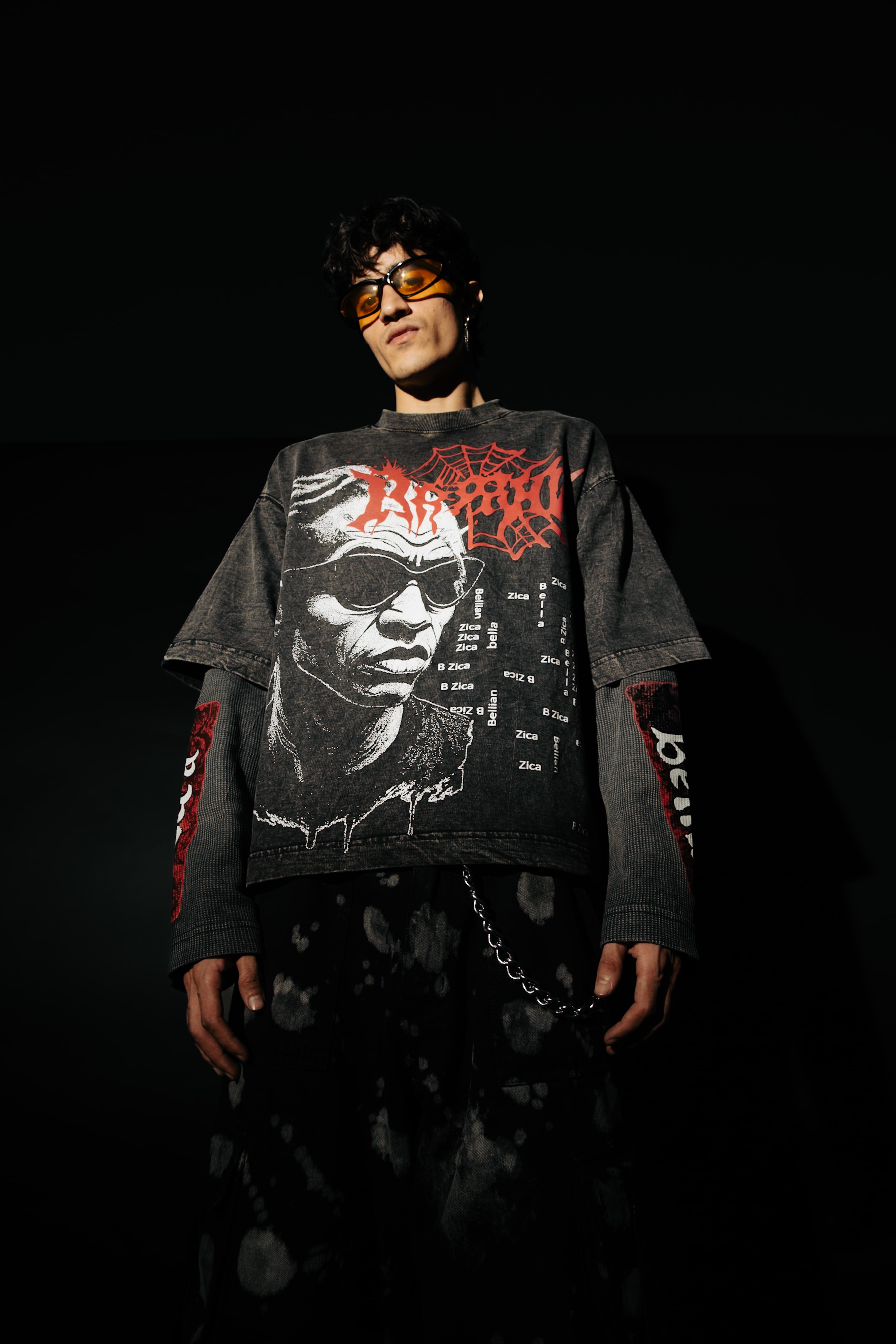 Relaxed silhouette oversized black cotton t-shirt with a stylish front graphic