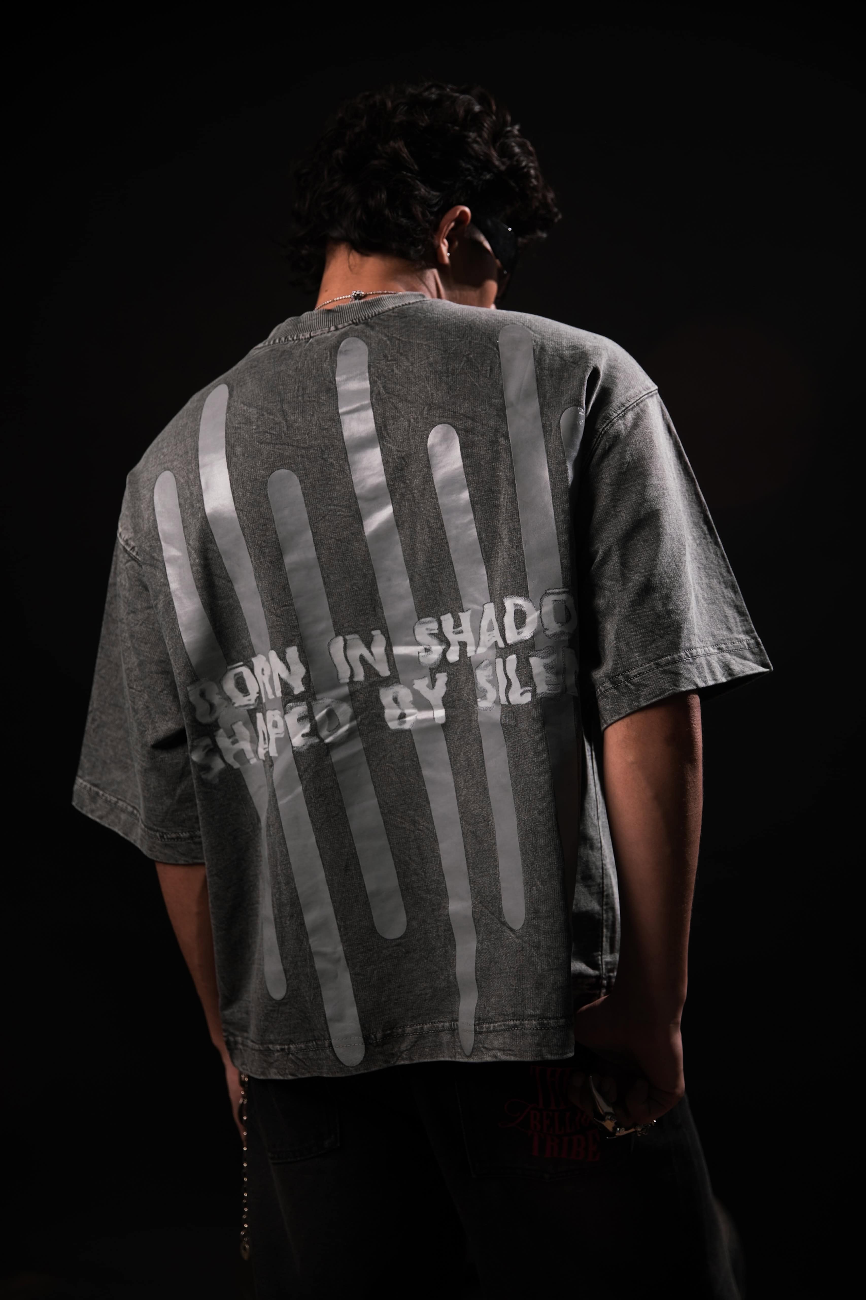 Breathable grey 100% cotton graphic t-shirt with oversized fit, ideal for casual urban wear