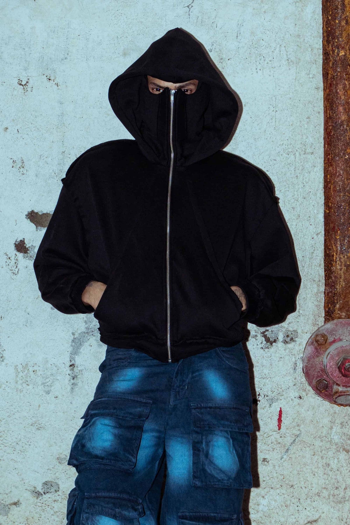 Refined oversized black cotton hoodie with a relaxed fit, perfect for a premium streetwear look