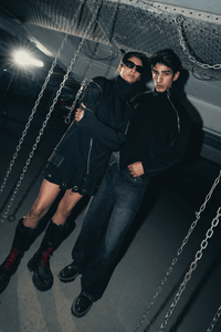 Black oversized shirt made of breathable banana crepe fabric, ideal for casual day wear with a relaxed fit and trendy streetwear appeal