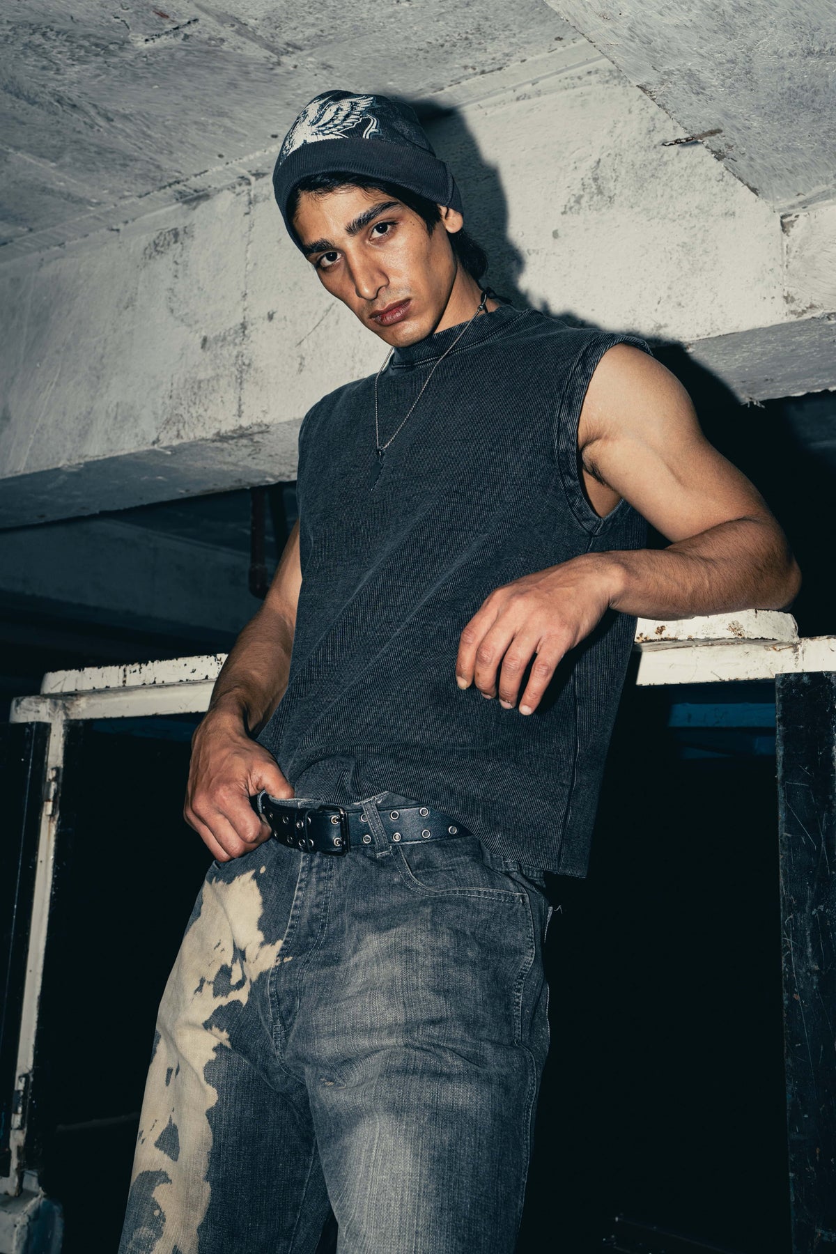 Basic charcoal cotton tank top, ideal for streetwear looks, offering a versatile and minimalist design