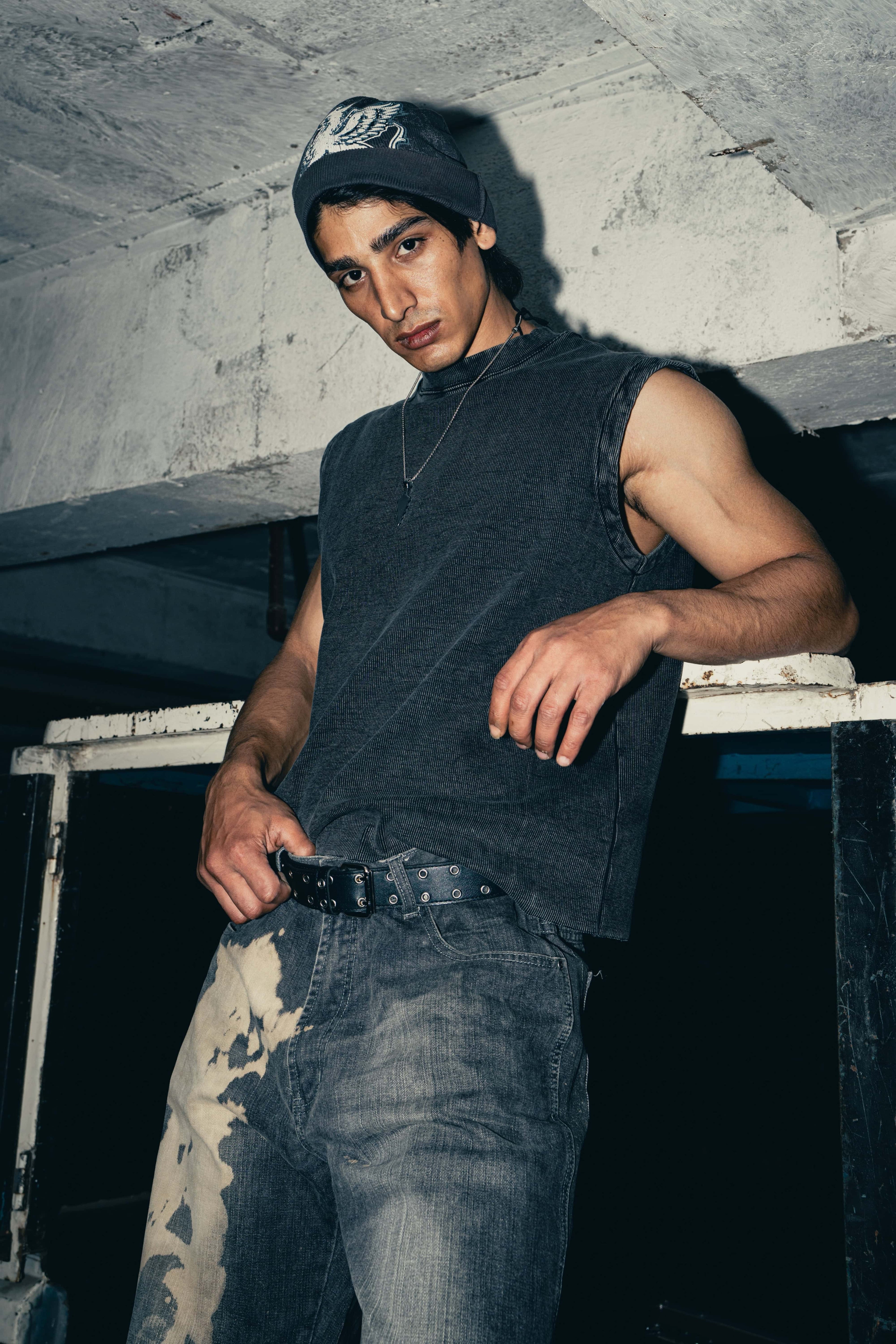 Basic charcoal cotton tank top, ideal for streetwear looks, offering a versatile and minimalist design