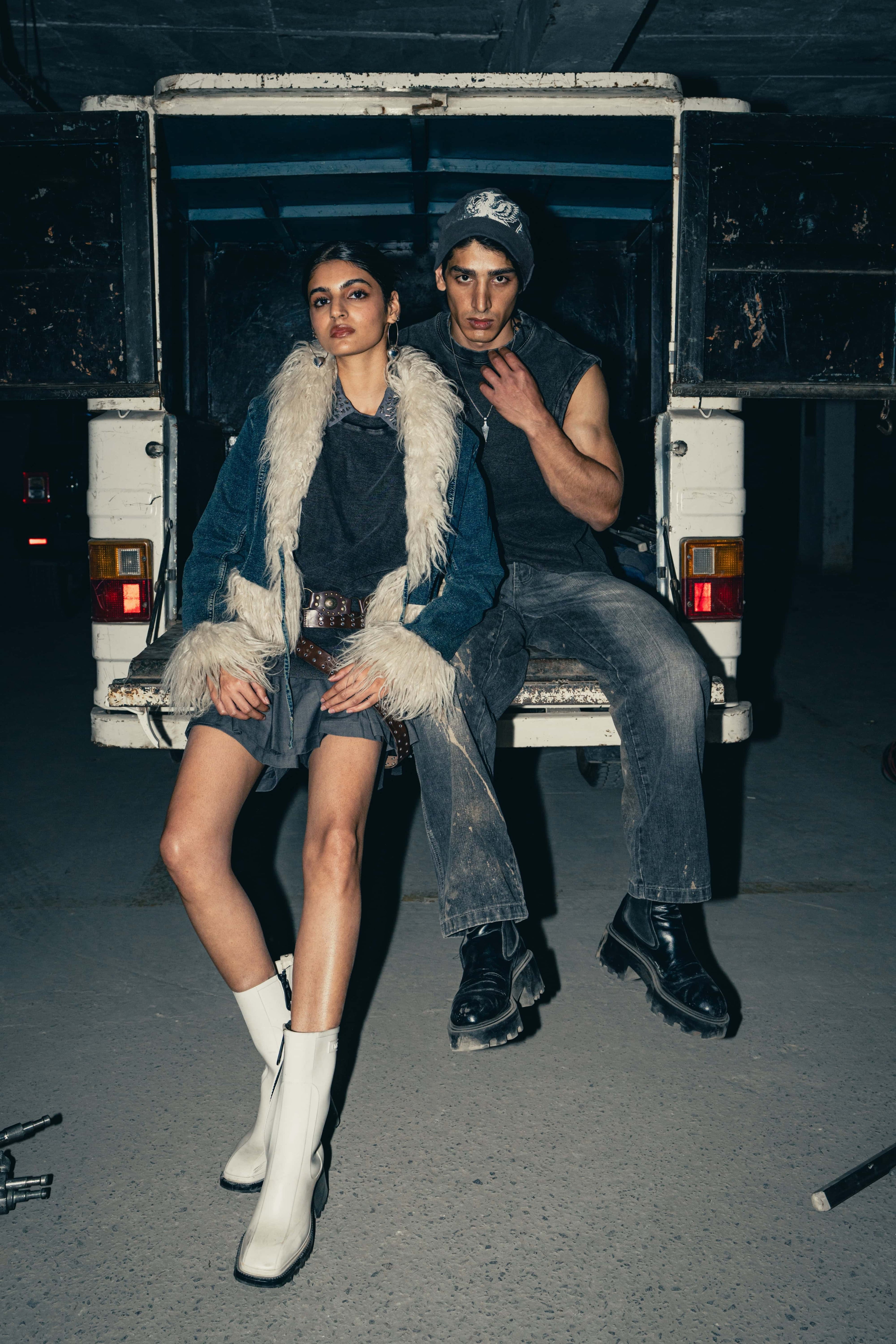 Black 100% cotton tank top with a slim fit, designed for a streetwear aesthetic, offering a modern and comfortable style