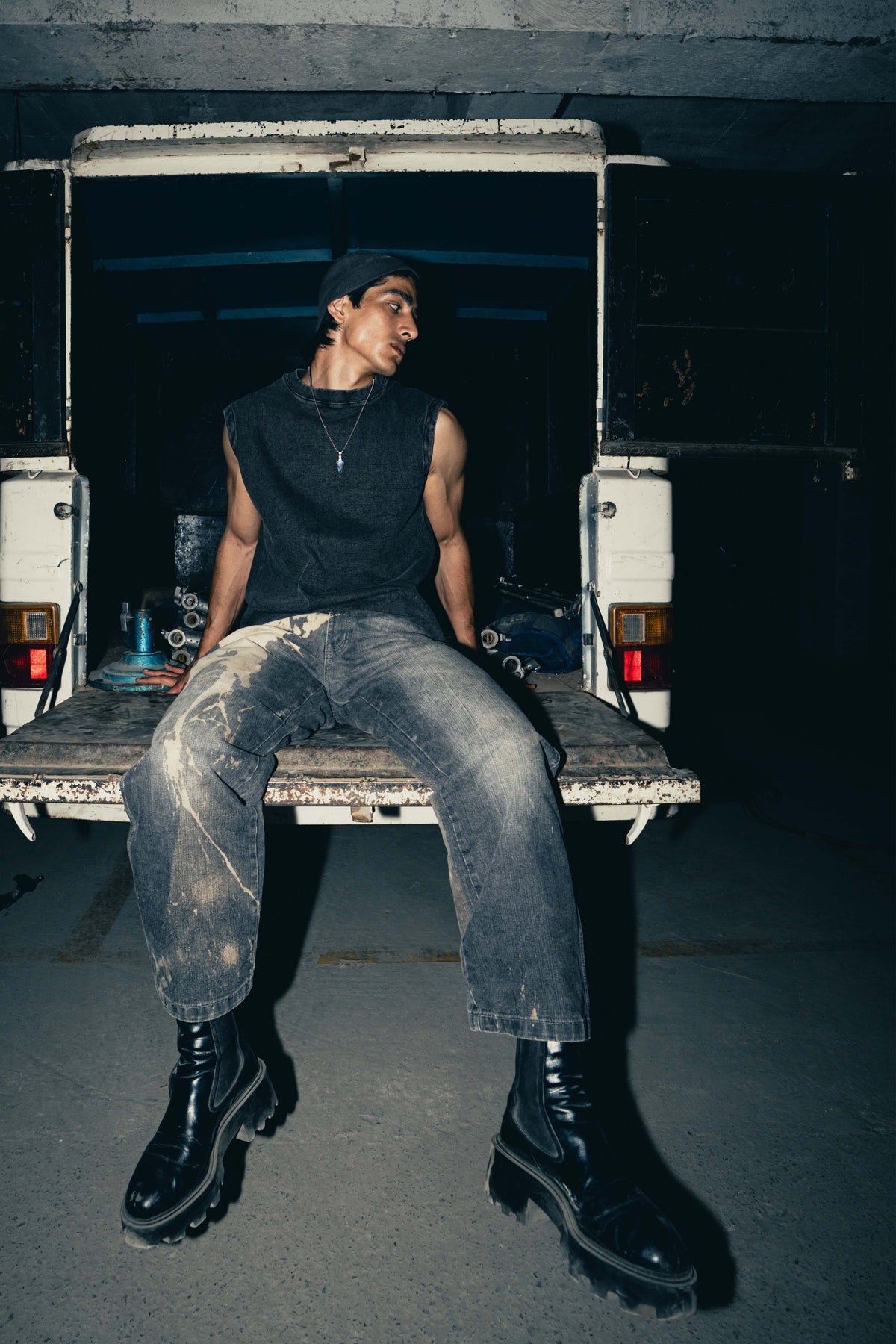 Charcoal cotton tank top with texture style, perfect for streetwear enthusiasts looking for a comfortable, sporty vibe