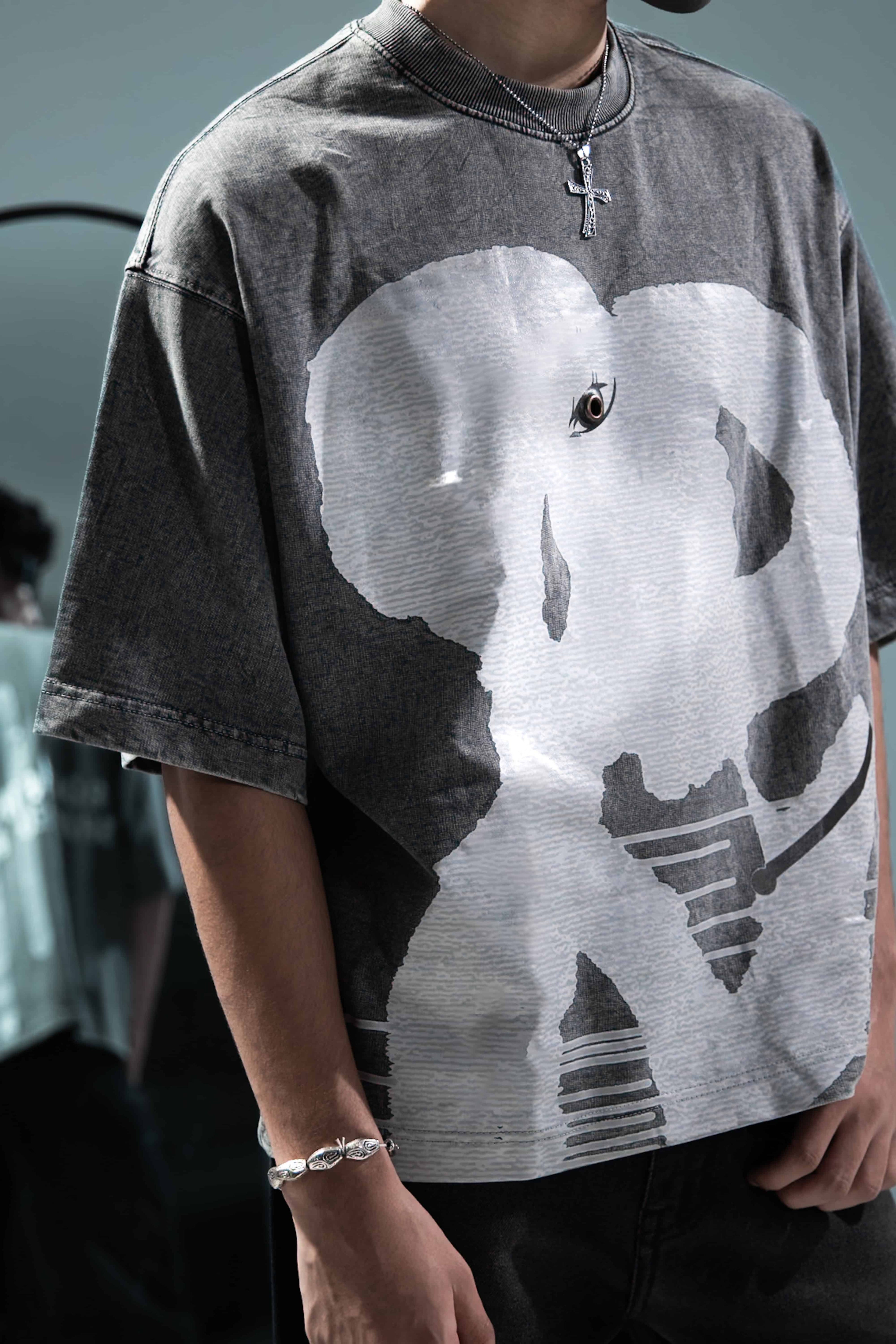 Oversized 240 gsm grey graphic t-shirt with urban art, men’s fashion piece