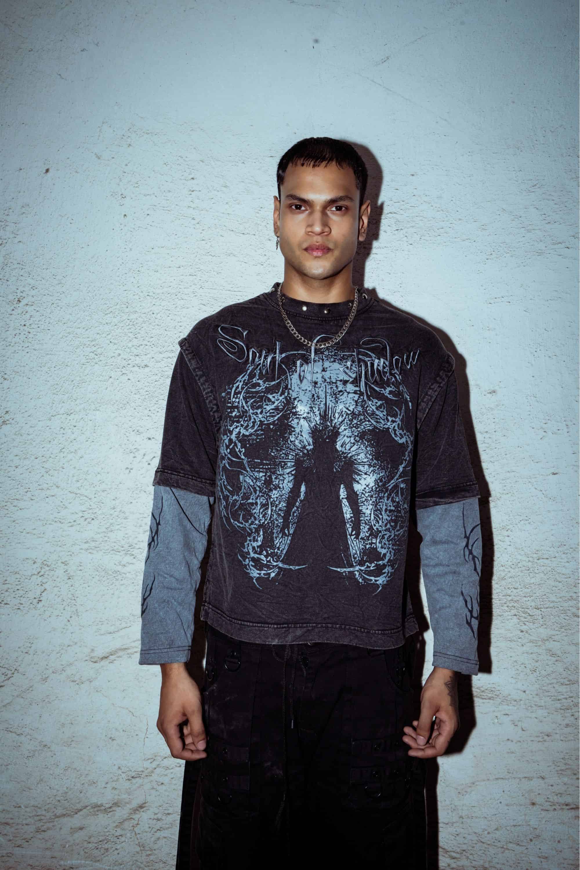 Graphic detail T-shirt made from premium cotton, relaxed fit, featuring a bold print on washed black fabric