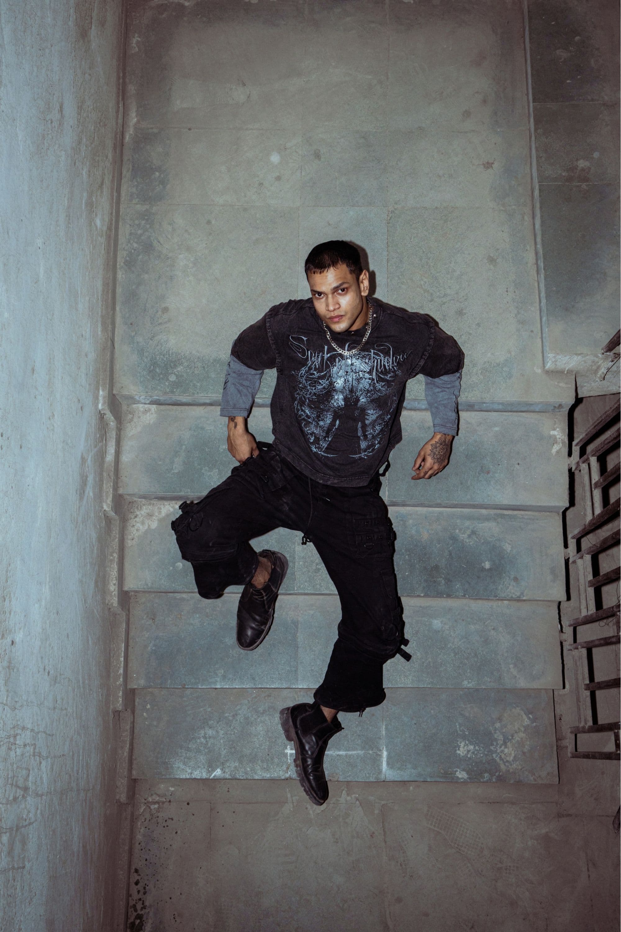 T-shirt made from premium 100 % cotton, featuring a relaxed fit with a bold graphic print and washed black texture