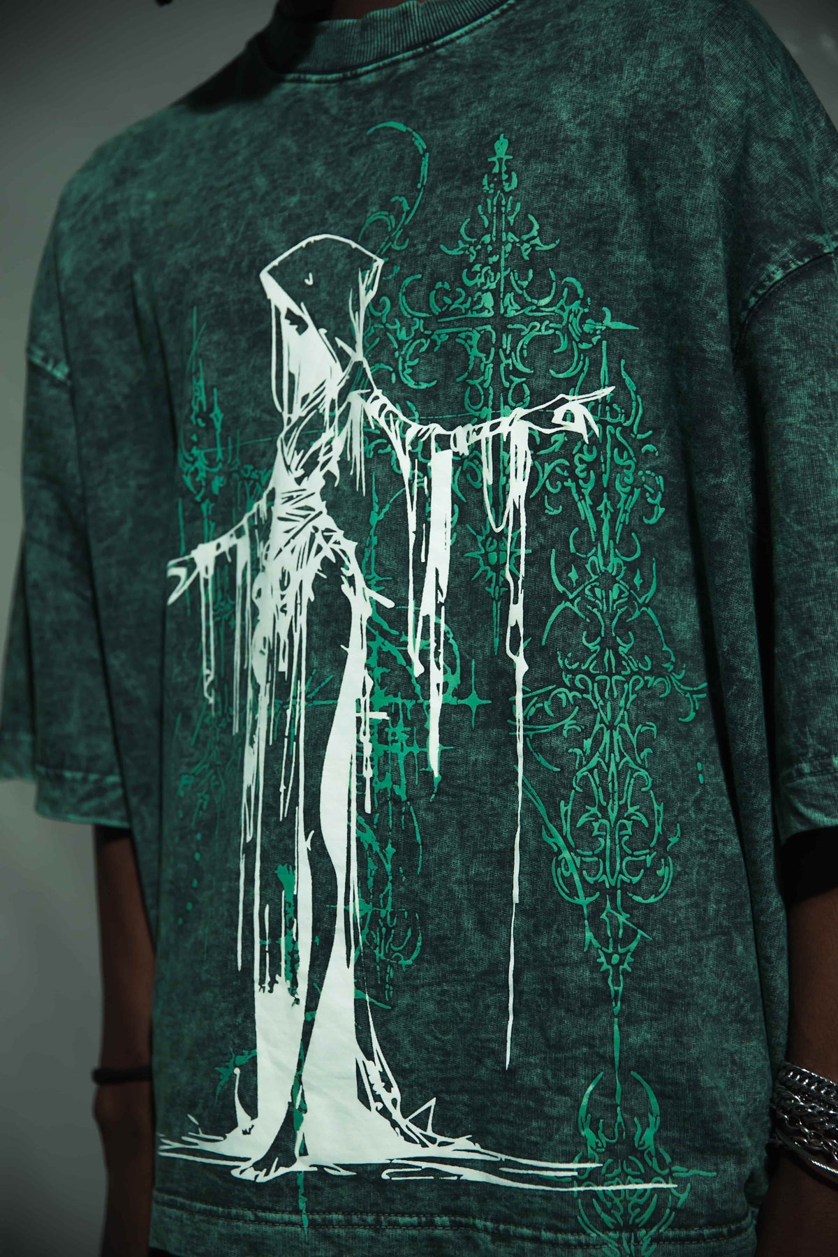 Graphic T-shirt in premium cotton, green oversized fit with a bold hooded figure design. Modern streetwear style with high-quality material and acid wash by zica bella